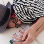 Nadia Toffa Instagram – Buongiorno ragazzi Mi addormento ovunque! Qui sono nella hall di un hotel. Ma Mi addormento anche sugli scogli, con il sole in faccia, e nessun rumore mi sveglia! UAhahah mi adatto e mi accontento. Un bacio a schiocco da me e la piccola totó. Tra l’altro ho scoperto che il cane di Dorothy del mago di Oz si chiama come lei… ❤️ buona giornata a tutti ❤️ wow #totó #magodiOz #spaventapasseri #uomolatta #stregadellEst #dormire #sonno #adattarsi