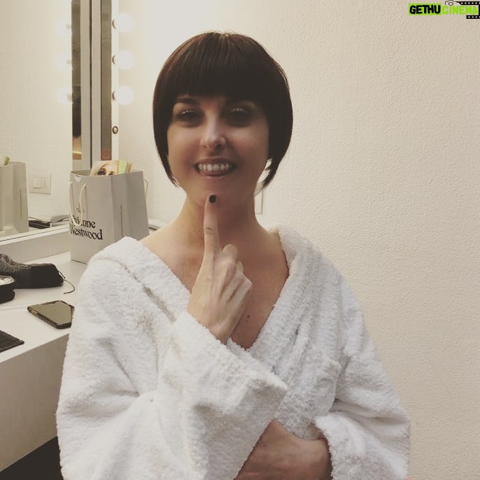 Nadia Toffa Instagram - Oggi è giorno di cure… Teniamoci allegri con una bella foto fatta prima di andare in onda a #leiene Voi che fate di bello oggi? Scrivetemi così mi tenete compagnia… Buona giornata e un bacio grosso