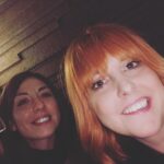 Nadia Toffa Instagram - Buongiorno gente speciale! Non è la prima volta che vi parlo di amicizia. Ci vantiamo di essere avanti e moderni e fortunatamente siamo nel 2018 e possiamo sfatare miti, leggende e retaggi del passato. Non siamo più nel medioevo e allora dimostriamolo anche nei fatti. Da quando siamo piccoli ci vogliono far credere che tra donne non ci possa essere una vera amicizia perché le donne sono una contro l’altra, perché c’è rivalità e invidia. Poi è iniziata la storiella che uomo e donna non possono essere amici sinceri perché in fondo c’è un interesse sessuale. Nella vita ho avuto tanti amici e amiche invece. Mai provato competizione con le donne, mai avuto amici a scopo erotico. Non credo di essere la sola!!!!Ho sempre vissuto l’amicizia come un sentimento puro e asessuato. Amicizia per me è sinonimo di parità, rispetto, aiuto, Condivisione, fedeltà. Dunque ricapitolando:l’amicizia fra uomo e donna è impossibile… tra donna e donna pure....e allora chi rimane?!Ci ho pensato... 🤔 secondo me maschio o femmina nn c’entra proprio nulla. l’amicizia è possibile solo fra due esseri umani alla pari; del tutto risolti e liberi da preconcetti imposti dalla società, dalla cultura e dalle abitudini: Insomma due che si rispettano; sono liberi da ogni pregiuzio e invidia. L’amicizia senza interesse è una delle cose più rare e belle della vita.teniamocela stretta. Io sono stata fortunata perché ne ho avuti tanti di amici, sia uomini che donne, che spesso a loro volta sono diventati amici tra loro. Amicizia chiama amicizia. Mai stata invidiosa delle amiche dei miei fidanzati. L’amicizia Arricchisce sempre . I bambini ci insegnano: Non giudicano se bambole, macchinine palla o costruzioni; la cosa che conta è giocare e divertirsi e basta. Ieri grandi risate e chiacchiere profonde con il mio amico Joe e la mia amica Sara, che a loro volta sono amici tra loro, davanti a un ottimo bicchiere di vino ovviamente scelto da Joe! . L’amicizia è elfica. Che dite?? 🤣 Secondo me Un uomo e una donna possono essere amici. L’amicizia vera tra un uomo e una donna è molto rara va bene ma non è una leggenda metropolitana. L’amicizia vera tra un uomo e una donna Esiste! Buona giornata a tutti