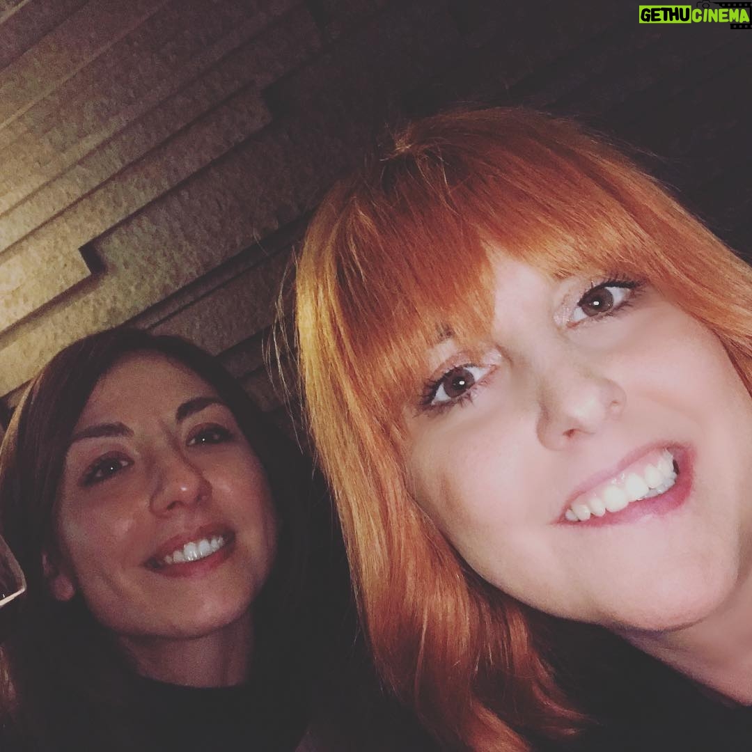 Nadia Toffa Instagram - Buongiorno gente speciale! Non è la prima volta che vi parlo di amicizia. Ci vantiamo di essere avanti e moderni e fortunatamente siamo nel 2018 e possiamo sfatare miti, leggende e retaggi del passato. Non siamo più nel medioevo e allora dimostriamolo anche nei fatti. Da quando siamo piccoli ci vogliono far credere che tra donne non ci possa essere una vera amicizia perché le donne sono una contro l’altra, perché c’è rivalità e invidia. Poi è iniziata la storiella che uomo e donna non possono essere amici sinceri perché in fondo c’è un interesse sessuale. Nella vita ho avuto tanti amici e amiche invece. Mai provato competizione con le donne, mai avuto amici a scopo erotico. Non credo di essere la sola!!!!Ho sempre vissuto l’amicizia come un sentimento puro e asessuato. Amicizia per me è sinonimo di parità, rispetto, aiuto, Condivisione, fedeltà. Dunque ricapitolando:l’amicizia fra uomo e donna è impossibile… tra donna e donna pure....e allora chi rimane?!Ci ho pensato... 🤔 secondo me maschio o femmina nn c’entra proprio nulla. l’amicizia è possibile solo fra due esseri umani alla pari; del tutto risolti e liberi da preconcetti imposti dalla società, dalla cultura e dalle abitudini: Insomma due che si rispettano; sono liberi da ogni pregiuzio e invidia. L’amicizia senza interesse è una delle cose più rare e belle della vita.teniamocela stretta. Io sono stata fortunata perché ne ho avuti tanti di amici, sia uomini che donne, che spesso a loro volta sono diventati amici tra loro. Amicizia chiama amicizia. Mai stata invidiosa delle amiche dei miei fidanzati. L’amicizia Arricchisce sempre . I bambini ci insegnano: Non giudicano se bambole, macchinine palla o costruzioni; la cosa che conta è giocare e divertirsi e basta. Ieri grandi risate e chiacchiere profonde con il mio amico Joe e la mia amica Sara, che a loro volta sono amici tra loro, davanti a un ottimo bicchiere di vino ovviamente scelto da Joe! . L’amicizia è elfica. Che dite?? 🤣 Secondo me Un uomo e una donna possono essere amici. L’amicizia vera tra un uomo e una donna è molto rara va bene ma non è una leggenda metropolitana. L’amicizia vera tra un uomo e una donna Esiste! Buona giornata a tutti