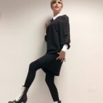 Nadia Toffa Instagram - Buongiorno bella gente. Ieri sera irruzione a sorpresa dai miei amici @nicosavi e @alessiamarcuzzi e @gialappasbandofficial siamo davvero una grande famiglia. Ci vogliamo un bene sincero e profondo. A voi che mi leggete dico che Parlarvi attraverso l’elettrodomestico TV 🤣 mi fa sentire viva e mi ricarica delle energie che mi succhia la chemioterapia. Mi fate bene 🙏🏿 💫Grazie di esistere. Buona gelida giornata. Mi tuffo in una tazza di caffè bollente ora. #leiene #freddo ieri sembravo uscita da #colazionedatiffany 💥