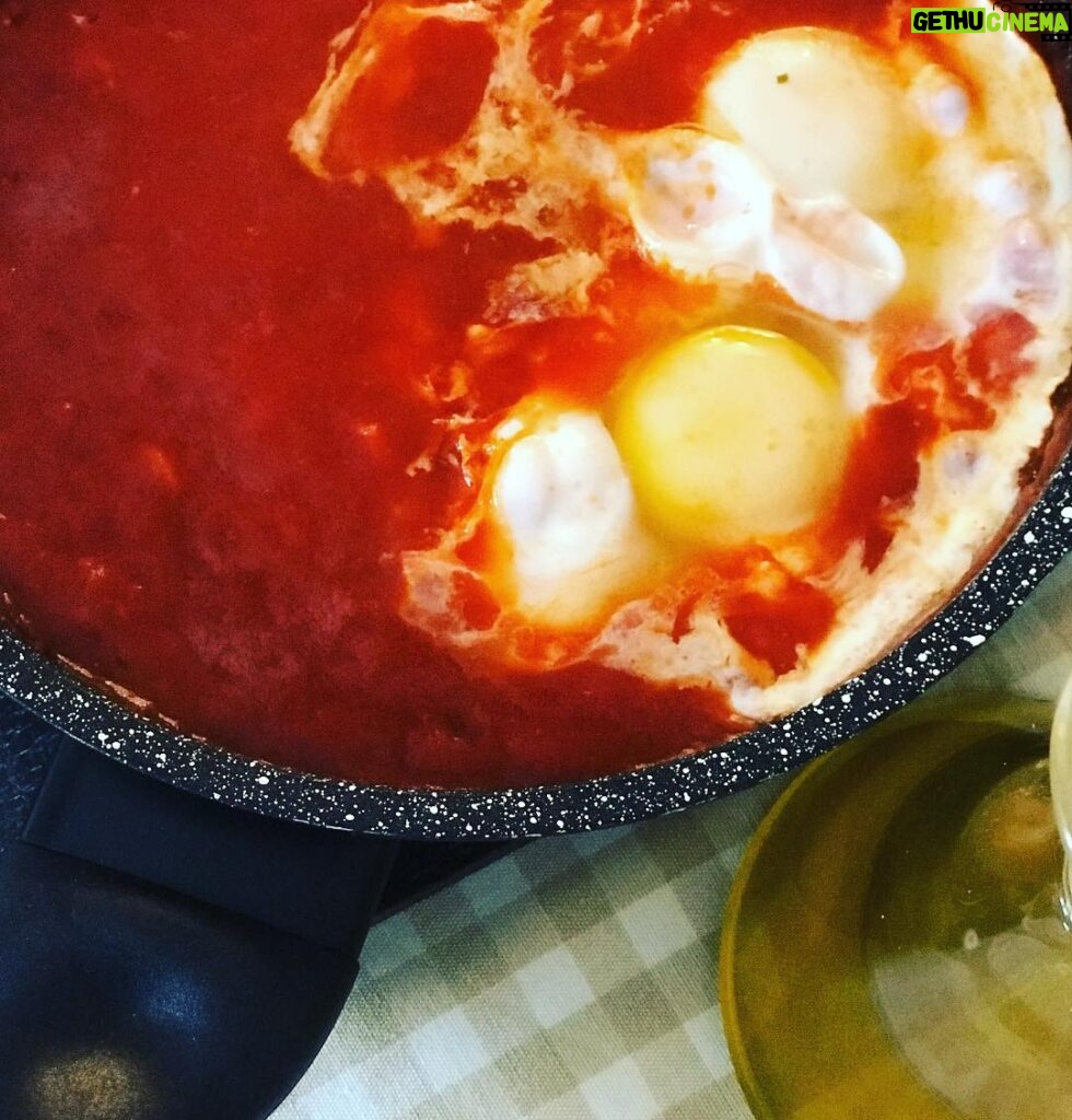 Nadia Toffa Instagram - Buongiorno!!!! Colazione dei campioni con tre uova 🍳 le amoooo!!! Voi cosa state mangiando? Ah subito dopo caffè triplo 🤣🤣 tutto 3 stamattina 🙏🏿 vi voglio bene e ci vediamo dopo alle Iene 😎 #uova #colazione #buongiorno #caffè