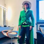 Nadia Toffa Instagram - Un po’ the musk un po’ puf daddy mancano solo i denti d’oro 😂. #verde #speranza un po’ mister enigma #batman i ragni 🕷 pure portano fortuna non uccideteli mai Fateli uscire🍀🍀