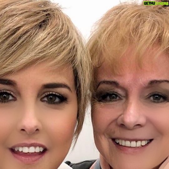 Nadia Toffa Instagram - Buongiorno bella gente Io e mamma Marghe! Identiche. πMa la tenacia e la cocciutaggine le ho prese dal babbo πͺπ»πͺπ» viva la famiglia ππ» #family #buonagiornataatutti e #buon lavoro ci vediamo domenica a #le iene ππ»ππ» vi abbraccio