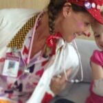Nadia Toffa Instagram - Gli webeti proprio perché ebeti continuano a ridere della parola dono. Non ho mai sostenuto di essere fortunata ad avere il cancro. Sono pazza secondo voi?!probabilmente chi non capisce e ride per fortuna sua non è mai entrato in un reparto di oncologia pediatrica. I Bambini lì sorridono e ridono non perché felici ne’ perché si sentono fortunati di avere il cancro ma perché hanno spirito di sopravvivenza e sanno che la vita continua nonostante la malattia e così i loro genitori che sono con loro a sostenerli ogni giorno cercando di portatgli allegria. Sono scemi? O si sono trovati in quella situazione e cercano di sopravvivere?! chiedetevelo davvero! Il cancro è un dono per loro? Avessero potuto scegliere cosa avrebbero deciso per i loro figli? Quel destino infame? Ne sono felici? O Provano solo a essere sereni per dare coraggio ai loro piccoli.Tra l’altro sono gli stessi psicologi e medici a dire che un atteggiamento positivo aiuta. Motivo per cui esiste la clownterapia. Fin dall’esordio della mia malattia ho sestenuto che l’unica speranza che abbiamo contro il tumore è la medicina. Con radio e chemio.....uniche cure esistenti....Magari con la forza di volontà si potesse guarire.... non è ovviamente così Ma di certo un atteggiamento positivo aiuta e questo lo dice la scienza non la sottoscritta. Dunque imparate a non giudicare e fatevi un giro negli ospedali o a casa dei malati oncologici. Non c’è un funerale in corso perché le persone sono ancora vive e sono felici di esserlo e così le persone che li assistono ovviamente, con dolore e strazio ma con resilienza. Non credo sia difficile provare a immedesimarsi. Provateci snche per poco. Fate uno sforzo su. Forse forse riuscite a capire. Sono stata in zone di guerra...in Iraq per la precisione e dove esplodono le bombe i bambini giocano a pallone. E le mamme preparano il te. La vita è più forte e sono convinta che quei bambini che giocano non offendono i soldati e nemmeno quelle mamme che preparano da mangiare ai loro figli. Così come i bimbi dei reparti d’ospedale che ridono non offendono i medici. È solo la vita che continua a scorrergli nelle vene. È semmai una manna dal cielo. Ognuno è libero di viv