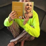 Nadia Toffa Instagram - Ecco qui Ragazzi, in questo libro vi spiego come sono riuscita a trasformare quello che tutti considerano una sfiga, il cancro, in un dono, un’occasione, una opportunità. raccontata in questo libro in cui c’è tutta la mia intimita’ in cui vi apro il mio cuore ❤️ un abbraccio fortissimo dalla vostra N. #buonagiornataatutti #fiorireD’Inverno #inno AllaVita #nonSospendiamo la vita per colpa del #Cancro non diamogliela vinta 💪🏼 #sorridere sempre perché noi siamo più forti. #trasformare il#cancro in un dono è possibile #💪🏻💪🏻 💪🏻 Non si sa chi vincerà. Vivendo lo scoprirò controllo dopo controllo tra qualche anno. Chi ha il cancro sa di cosa parlo. 👍🏻 Aspetto di sapere cosa ne pensate della storia mia vita in un libro in cui c’è tutta. non sospendiamo la vita per colpa del Cancro. non diamogliela vinta 💪🏼 dobbiamo sorridere sempre #buonagiornataatutti Il grande giorno di uscita nelle librerie è il 9 ottobre ma voi per leggerlo in anteprima lo potete trovare online qui 👉🏻https://www.librimondadori.it/libri/fiorire-dinverno-nadia-toffa/ aspetto di aspetto di sapere cosa ne pensate #fioriredinverno #lamiavitainunlibro