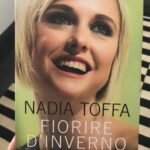 Nadia Toffa Instagram - Ecco qui Ragazzi, in questo libro vi spiego come sono riuscita a trasformare quello che tutti considerano una sfiga, il #cancro, in un dono, un’occasione, una opportunità. A come riuscire a fiorire d’inverno cioè nel periodo più difficile dell’anno. La stagione più fredda quando tutti dormono, non vivono. Stanno chiusi. Aspettano. E come invece abbia scoperto che questo sia diventato il momento più speciale e unico. Una creatura, questo libro, nata nel periodo più difficile della mia vita eppure vi inonderà di gioia. Lo troverete pieno d’amore. “FIORIRE D’INVERNO.perché non ho mai sospeso la vita per la malattia, per il cancro e nessuno dovrebbe farlo. Ecco come ci sono riuscita io. 💪🏻 E se ci sono riuscita IO......CI può riuscire chiunque. Infatti sorrido ogni giorno di più alla vita. Strano eh?! Inaspettato direi. Aspetto di sapere cosa ne pensate della storia mia vita, raccontata in questo libro in cui c’è tutta la mia intimita’ in cui vi apro il mio cuore ❤️ un abbraccio fortissimo dalla vostra N. #buonagiornataatutti #fiorireD’Inverno #inno AllaVita #nonSospendiamo la vita per colpa del #Cancro non diamogliela vinta 💪🏼 #sorridere sempre perché noi siamo più forti. #trasformare il#cancro in un dono è possibile #💪🏻💪🏻 💪🏻 Sono stata messa alla prova con la sfida più difficile della mia vita. Non si sa chi vincerà. Vivendo lo scoprirò controllo dopo controllo tra qualche anno. Chi ha il cancro sa di cosa parlo. 👍🏻 Aspetto di sapere cosa ne pensate della storia mia vita in un libro in cui c’è tutta. non sospendiamo la vita per colpa del Cancro. non diamogliela vinta 💪🏼 dobbiamo sorridere sempre #buonagiornataatutti