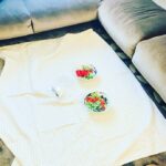 Nadia Toffa Instagram - Un magico #picnic sul tappeto di casa. L’avete mai visto? #consigliatissimo con insalata 🥗 e #primossle #buonagiornataatutti 👍🏻🙏🏻❤️😍 il tutto in compagnia di #mamma#marghe ❤️🙏🏻 che amo