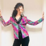 Nadia Toffa Instagram - Buongiorno!!! Più CHER O Marcella Bella?? Quanto divertimento ieri! E quanti servizi toccanti… Bravi tutti! Inviati e autori di questo meraviglioso programma che è la mia casa… 🌟😍 Le Iene È da sempre cerca di migliorare l’Italia… O almeno ci proviamo… Con tutto l’impegno possibile. Buon tutto ragazzi! Grazie per il look fantasioso a @antonellafrazzetta per il trucco sempre magico a @letibric e per i capelli mori a @davidvanchieri le riparazioni sartoriali invece sono della splendida Clara. Buona giornata e buon lavoro! Vi voglio bene 🙏🏻😍🌟