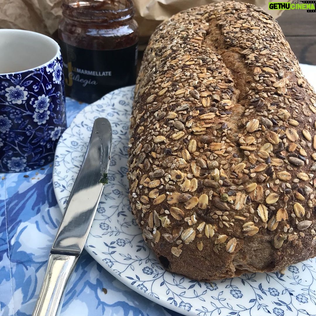 Nadia Toffa Instagram - Merenda con pane appena sfornato e orto appena raccolto 👏🏻 che fortunata che sono #viva la #semplicita’ cose che la natura ci dona 🙏🏻🙏🏻🙏🏻🙏🏻 gratitudine infinita. Amo la semplicità giuro. #vivere così semplicemente ❤️👏🏻