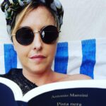Nadia Toffa Instagram - Con la #Pioggia è la miglior compagnia! #CheBelloLeggere #libri (#titololibrogabba) Avete consigli per altri libri? #cosastateleggendo