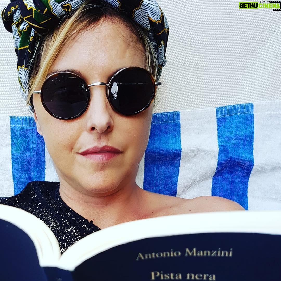 Nadia Toffa Instagram - Con la #Pioggia è la miglior compagnia! #CheBelloLeggere #libri (#titololibrogabba) Avete consigli per altri libri? #cosastateleggendo