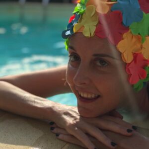 Nadia Toffa Instagram - C’è sempre il momento stupidera con le amiche in piscina. Eccone per esempio uno #poolflowerpower 🌈#vintage #anni60 #divertirsiconniente #buonestateatutti #unbacioatutti ❤️🧡💛💚💙💜