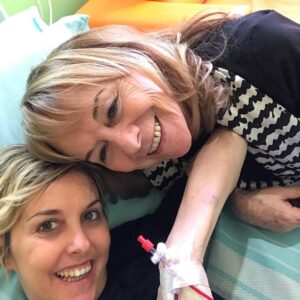 Nadia Toffa Instagram - Buongiorno ragazzi; oggi giorno di chemioterapia. Si sorride sempre; oggi poi ho una compagna d’avventura speciale. La mia dolcissima mammina. Baci solari e viva la vita sempre. Buona giornata amici carissimi ❤️