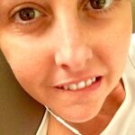 Nadia Toffa Instagram - 10 GIUGNO Il giorno del compleanno è un giorno importante dell’anno in cui si tira una riga e si fanno bilanci. Ci riguarda da vicino cavoli! Sono i nostri giorni trascorsi. È la nostra vita che ha preso varie direzioni. A volte queste direzioni sconvolgono i piani che avevamo prestabilito, a volte subiamo sterzate improvvise che non ci aspettavamo. Come fare le montagne russe ad occhi chiusi. E quindi ci si ritrova a dare un senso anche a quello che non ci piace e che non cercavamo. Ci ritroviamo a tratti fragili, a tratti più forti. Riconosciamo le nostre debolezze, che in condizioni di stabilità non ammettiamo. È bello osservare i propri limiti, è bello vivere. So che sembra una frase fatta, ma scriverlo fa effetto. E il mio bilancio di oggi si riassume in un pensiero d’amore e luce...“A TUTTA VITA”. Un grazie immenso per tutti i vostri meravigliosi auguri. Sono al telefono da stamattina presto 😂 Grazie di esservi ricordati di me 🙂Sarà sicuramente un gran compleanno ragazzi 🙏🏻 Vi abbraccio forte e buona vita. #10giugno #compleanno #glianniavanzano 🤷🏼‍♀️😂