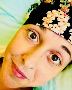 Nadia Toffa Instagram - Eccomi qui! Con tutta la voglia del mondo di tornare a #leiene. Ci siamo quasi, la vostra energia e il vostro affetto mi arrivano dritti al cuore e mi danno una carica pazzesca. È per questo che vorrei ringraziarvi tutti uno per uno, voi datemi una mano e passate parola 😜. Manca poco, anche se non sarà stasera, ma giuro che ci rivediamo presto presto presto, aspettatemi ✌🏻