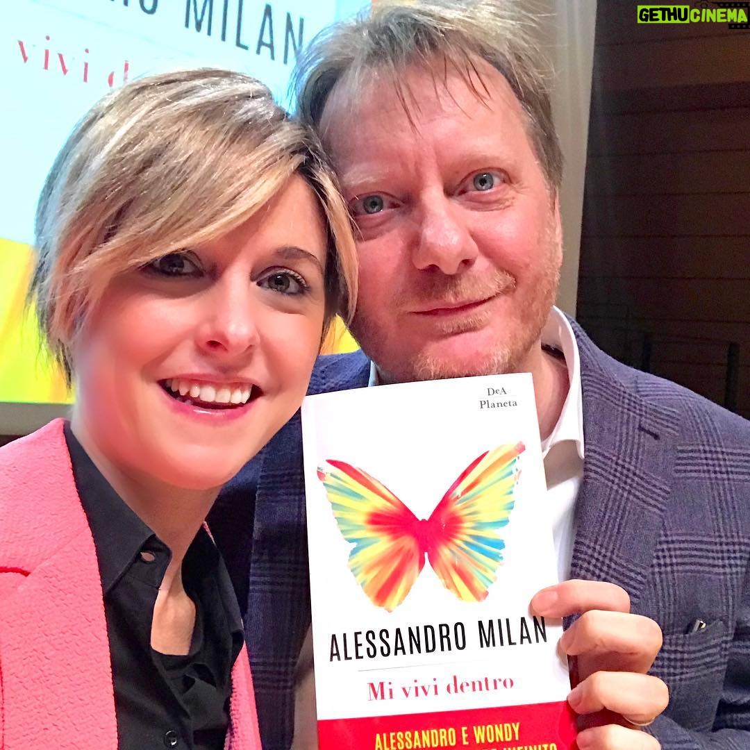Nadia Toffa Instagram - Che serata ieri per l’anteprima di #mivividentro di #alessandromilan ...Tra commozione e risate! Un libro intimo e rispettoso. Grazie Ale di aver condiviso con noi la tua #wondy 🙏🏻 #resilienza #coraggio #tantoamore❤️ #orgogliosadiessereconte