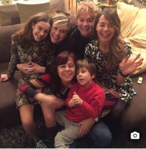 Nadia Toffa Instagram - Cara piccola grande Nadia, figlia amata, adorata sorella, dolcissima zia, guerriera potente in ogni sfida, coraggiosa anche nell’ultima, la più difficile. Non ci sono parole per dire il vuoto che lasci in tutti noi. Si spegne con te una luce calda, cristallina, ma rimane tutto l’amore che ci hai donato, resta ciò che hai costruito con tanta dedizione e determinazione per noi, per tanti. Siamo forti della tua forza. Già un angelo in vita, ora sei libera e serena nell’Amore più grande. Riscaldati dall’abbraccio di tutti❤️🙏🏿