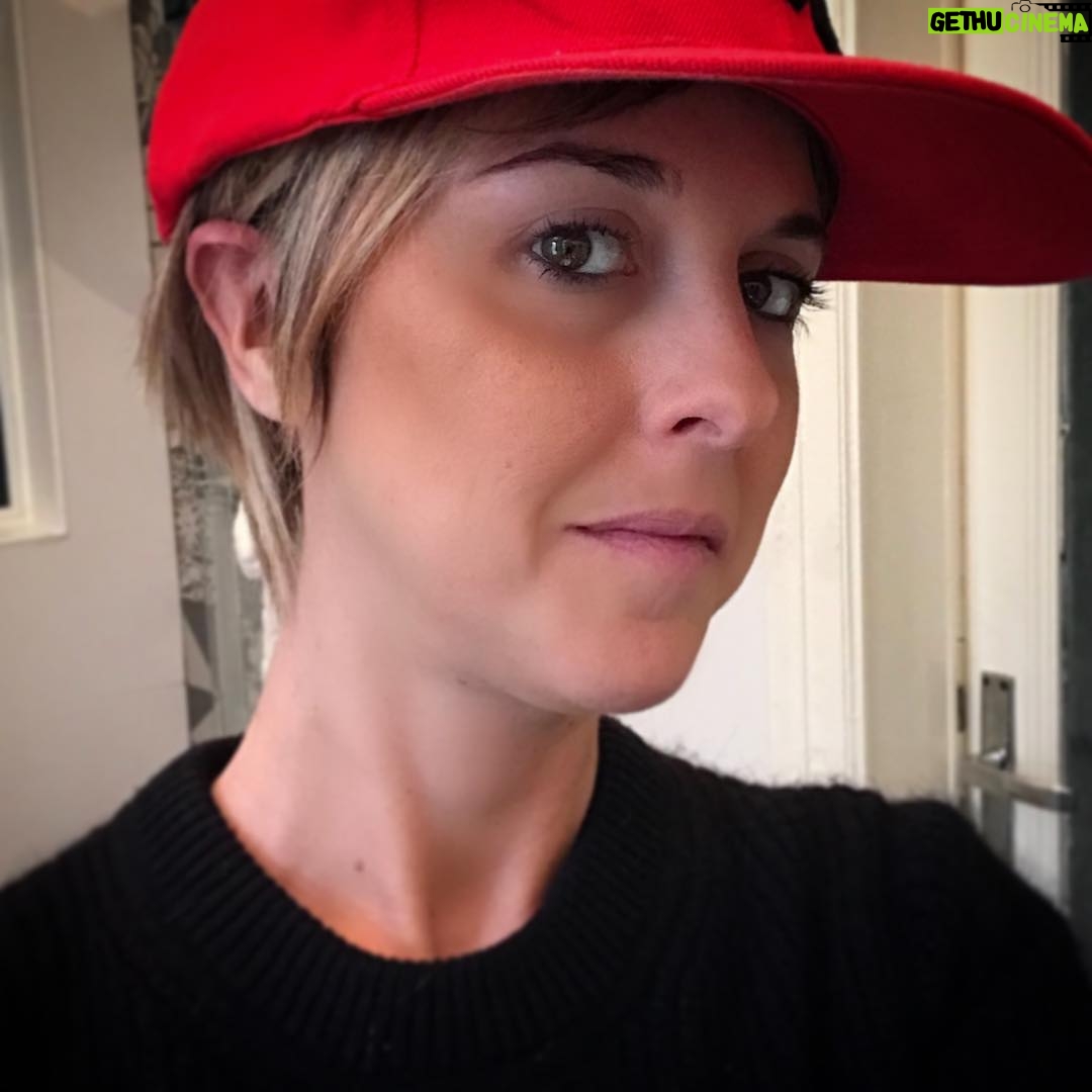 Nadia Toffa Instagram - Vi va di fare una prova? Andate davanti a uno specchio e sorridetevi 😃 Ditemi poi come vi siete sentiti! Io l’ho appena fatto (sono nel bagno di casa). È una bella sensazione (a tratti anche imbarazzante), ma è anche una dimostrazione di volersi bene ♥️ Ogni tanto bisogna dirselo! “Non aspettare di essere felice per sorridere. Ma sorridi per essere felice.” (cit.) #civediamostasera #leiene #sorrisi #volersibene #buonadomenica