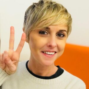 Nadia Toffa Instagram - Carissimi tutti, mi sento il cuore esplodere per l’amore e l’affetto che mi avete dimostrato, mi sento avvolta in un abbraccio caldo mai provato prima. Sono stata letteralmente inondata dalla vostra energia positiva che contraccambio con ogni singolo respiro di questi giorni. Stasera a Le Iene cercherò di raccontarvi cosa mi è successo nelle ultime assurde 2 settimane della mia vita. Voglio provare a ringraziare tutti quelli che si sono davvero preoccupati per me, scusarmi con chi si è tanto spaventato, e perché no, voglio strizzare l’occhio a chi mi ha allungato la vita dandomi per spacciata. Ma ho la capa tosta, in tutti i sensi, e ora pure la guancia verde per la botta che ho preso. 
Sinceramente e profondamente commossa, vi aspetto stasera per abbracciarvi tutti, ma proprio tutti tutti tutti, uno per uno.
La vostra Nadia✌🏻