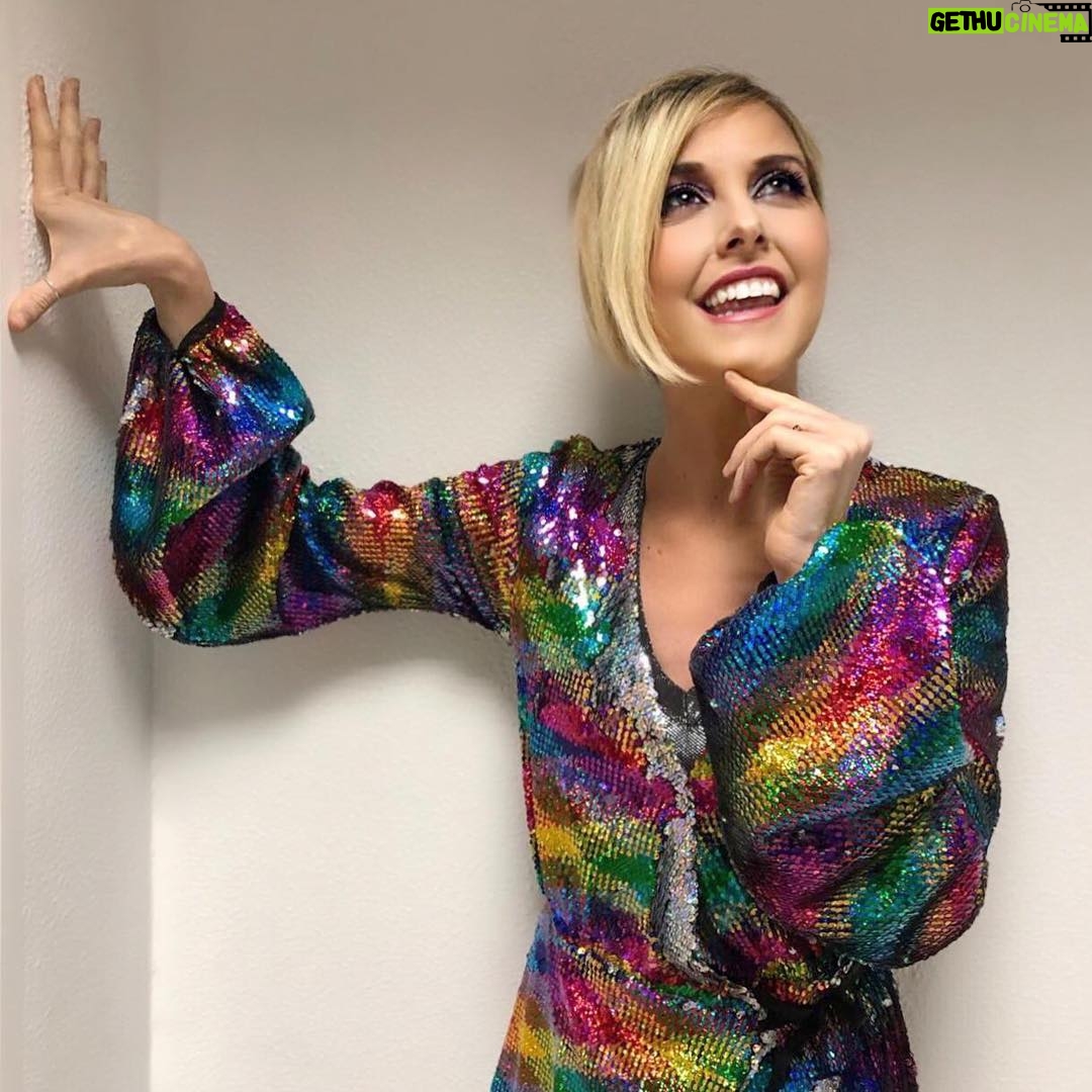 Nadia Toffa Instagram - Buongiorno amici cari! Ieri puntata fluorescente a #leiene tra risate e arrabbiature. Vi auguro un buon inizio settimana e vi stritolo di abbracci. Vi voglio un bene immenso. Grazie al dream team che mi rende carina @davidvanchieri @antonellafrazzetta @letibric