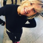 Nadia Toffa Instagram - Vi sorrido ragazzi! 😬 Ci vediamo dopo a #leiene #studio5 #cheallegria #vivaladiretta #domenica #sorrideresempre
