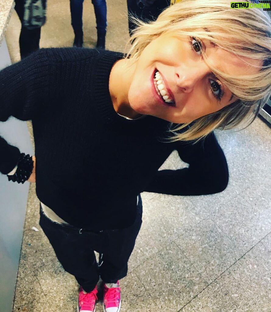 Nadia Toffa Instagram - Vi sorrido ragazzi! 😬 Ci vediamo dopo a #leiene #studio5 #cheallegria #vivaladiretta #domenica #sorrideresempre