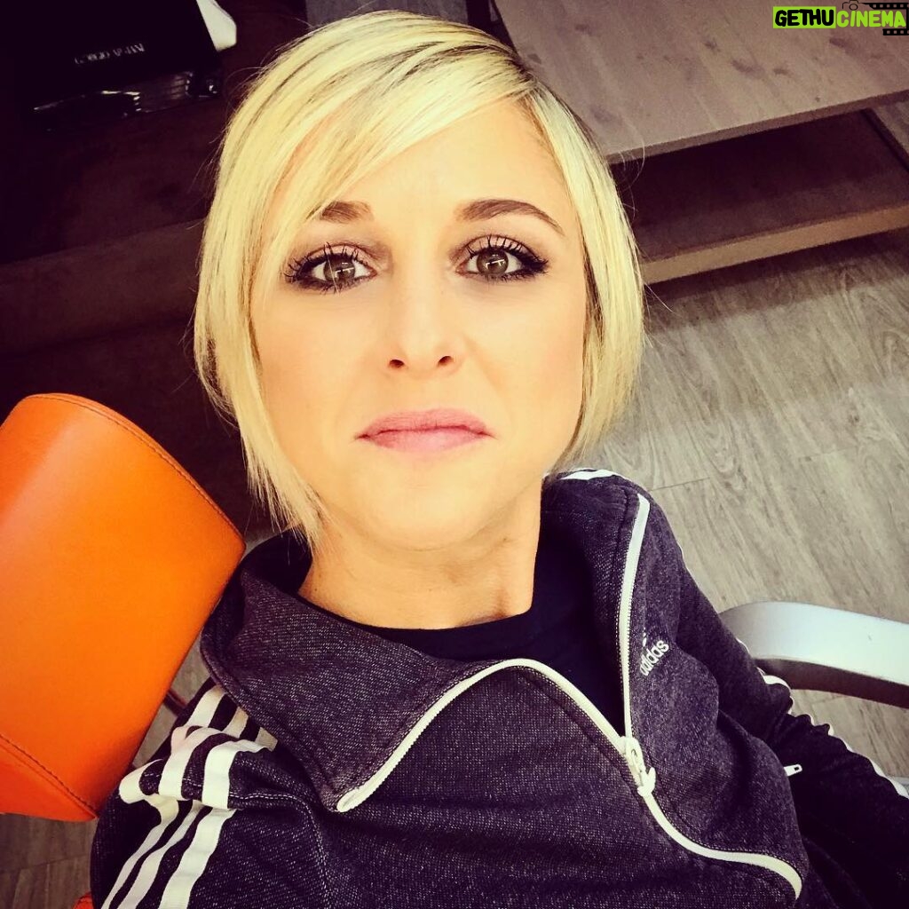 Nadia Toffa Instagram - Che faccia!!!!!! 😂😬 Manca poco alla diretta de #leiene #viaspetto #tantiservizi #studio5 #ilbellodelladiretta