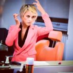 Nadia Toffa Instagram - Uh mamma! Mi faccio paura da sola tanto sono seria in questa foto 😂😂 #buonagiornataatutti #ingiroperlavoro #serviziagogo #inognisempre #siamoamercoledì