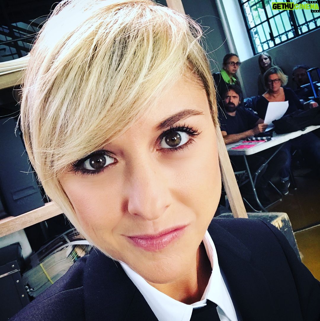 Nadia Toffa Instagram - Buona giornata a tutti! 😎 Sono con #AndreaAgresti e #LuigiPelazza Lavorare insieme è una figata! #leiene #set Trucco favoloso di @letibric che fa miracoli 😂 #divertirsilavorando #rideresempre #oggichegiornoe’ 🤔