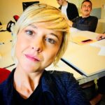 Nadia Toffa Instagram - Partiamo con la lettura con copioni con un #NicolaSavino che ride sotto i baffi 👀 Ci vediamo stasera!! 😎 #leiene #studio5 #puntatona #daje #fuorisembraprimavera Mediaset