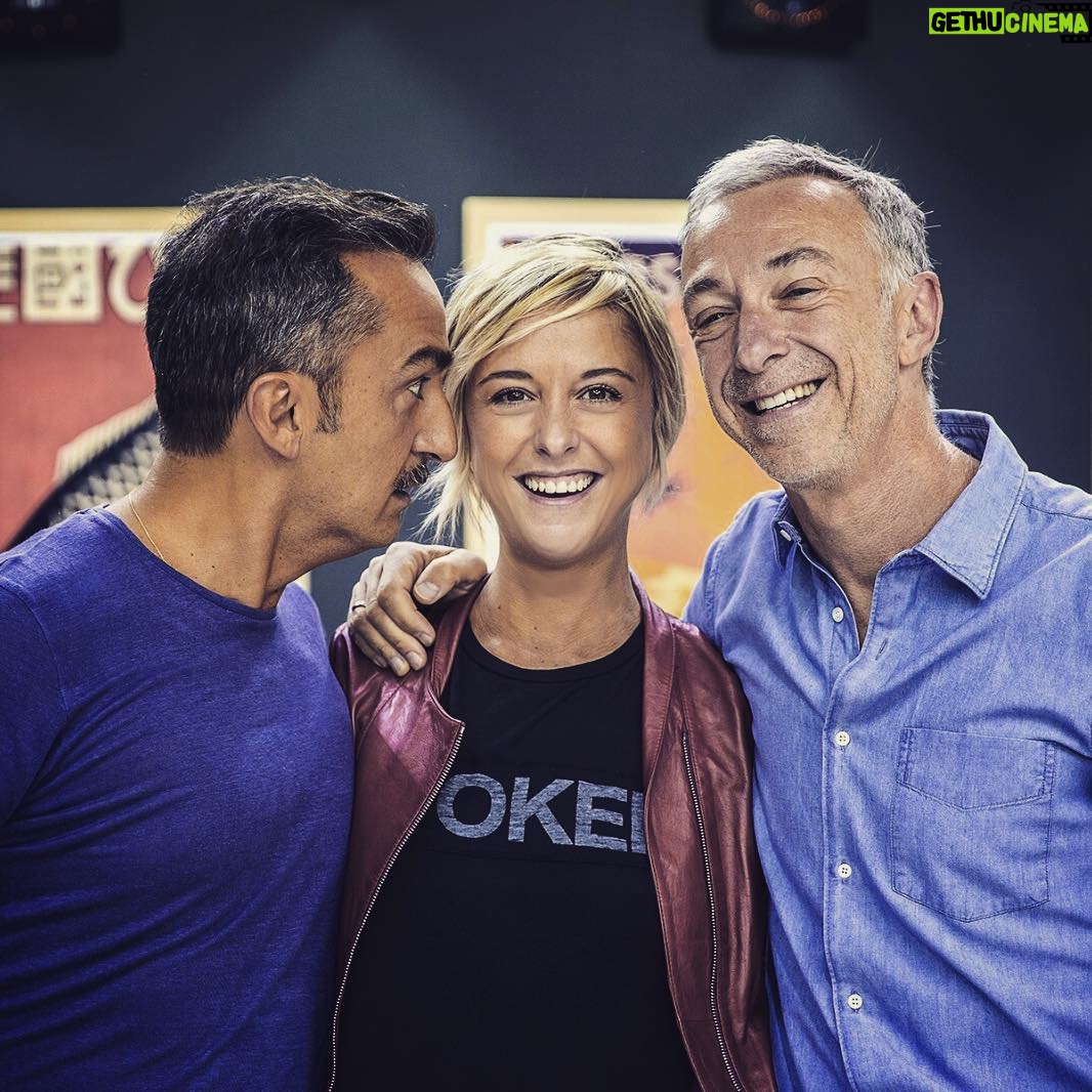 Nadia Toffa Instagram - Che ridere a #radiodj !!!! ๐ @linus_dj รจ una #iena, @nicosavi un grande ballerino ๐ e io sono in mezzo a due fuochi! #leiene #djchiamaitalia #civediamodomenica