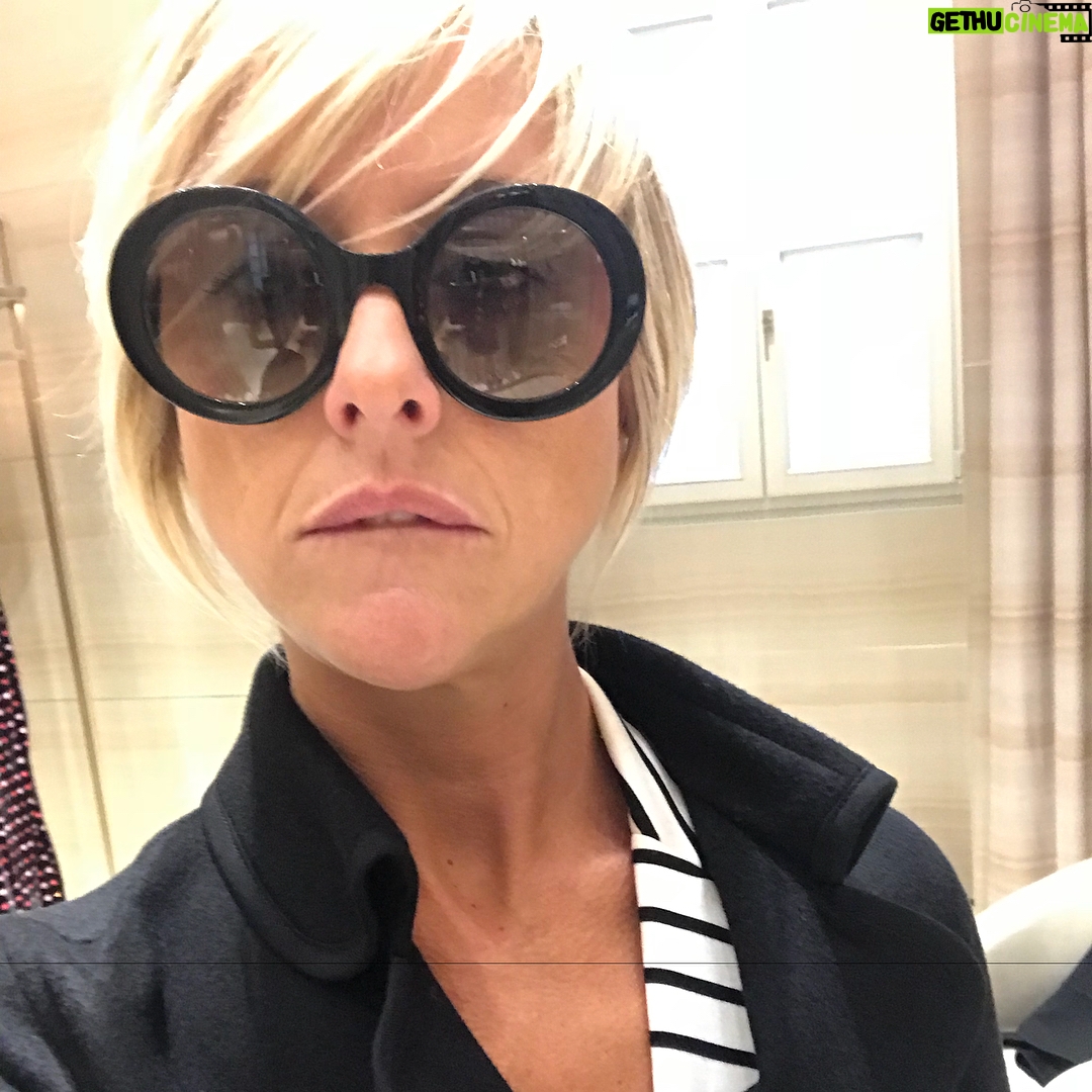 Nadia Toffa Instagram - La faccia è sempre quella, ma i capelli sono nuoviiiiiii!!!! Meraviglioso taglio di @robertofarruggia_1 e un biondo che più biondo non si può di @simonaghezzi1 hai superato te stessa. #nofilter #tagliocapelli #blondie #ingironzola #leiene #wow #capellinuovi