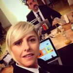 Nadia Toffa Instagram - Buona giornata a tutti! 😎 Sono con #AndreaAgresti e #LuigiPelazza Lavorare insieme è una figata! #leiene #set Trucco favoloso di @letibric che fa miracoli 😂 #divertirsilavorando #rideresempre #oggichegiornoe’ 🤔