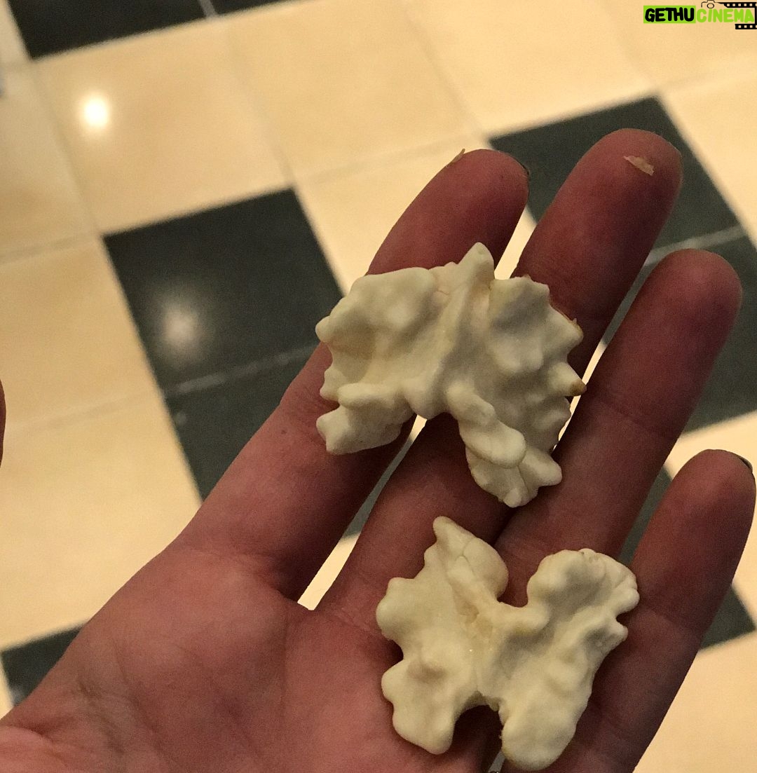 Nadia Toffa Instagram - Sto mangiando una delle cose più buone del mondo: le noci fresche!!!!!!!!!! 😋uno sballo!!!!! #daprovare #regalo #wow #saporedivita #settembre #dasbucciare