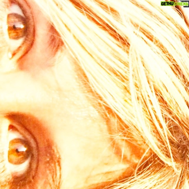 Nadia Toffa Instagram - Buongiorno amici carissimi; si dice che gli occhi siano lo specchio dell’anima. Allora fidiamoci solo di chi ci parla guardandoci dritto negli occhi; non ha nulla da nascondere. Vi abbraccio fortissimo 💫💗 NON fate i bravi oggi! 😆 #occhi #sincerità #anima #buonagiornataatutti