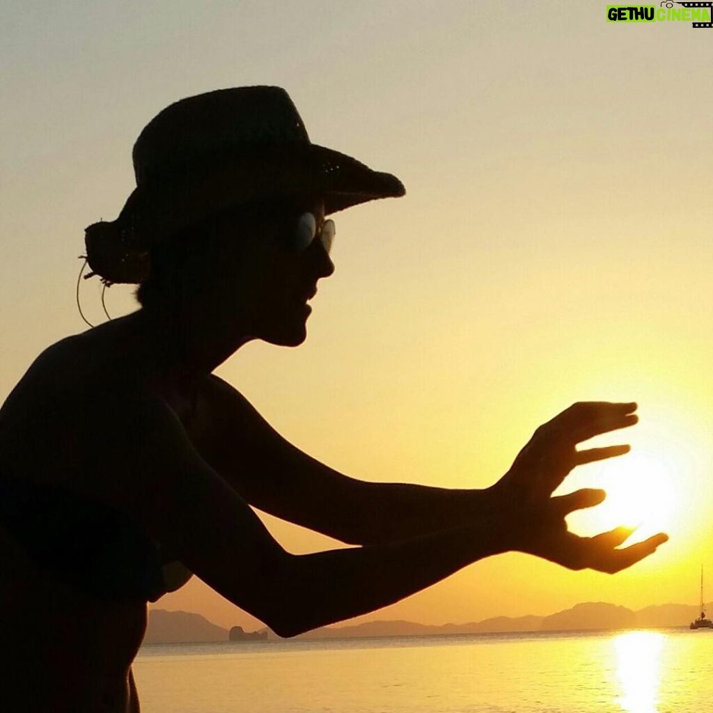Nadia Toffa Instagram - Buongiorno ragazzi cari. Non sempre il fuoco nelle mani brucia. Non abbiate paura della forza della natura. Lasciatevi trasportare dall’energia; ovunque vi conduca. Un abbraccio caloroso da chi vi adora. Baci solari e buona giornata.