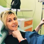 Nadia Toffa Instagram - Buongiorno bella gente. Per me giorno di chemio, sempre col sorriso. Viva la vita e buona giornata a tutti #chemioterapia #sorriso Ospedale San Raffaele Milano