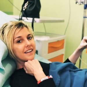 Nadia Toffa Instagram - Buongiorno bella gente. Per me giorno di chemio, sempre col sorriso. Viva la vita e buona giornata a tutti #chemioterapia #sorriso