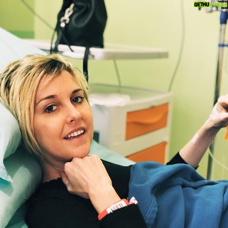 Nadia Toffa Instagram - Buongiorno bella gente. Per me giorno di chemio, sempre col sorriso. Viva la vita e buona giornata a tutti #chemioterapia #sorriso Ospedale San Raffaele Milano