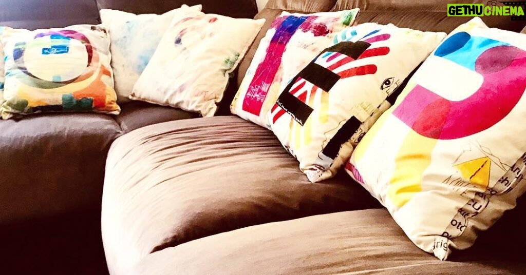 Nadia Toffa Instagram - Buongiorno amici adorati! Ho personalizzato dei cuscini per il divano con fodere lettera. La scritta è MONSTER!!! Che sono iooooo!! Buona giornata mostruosa a tutti 🤪#mostro Buon appetito a tutti. Io mangio ora. Smakkkk mostruoso a tutti 💗💗