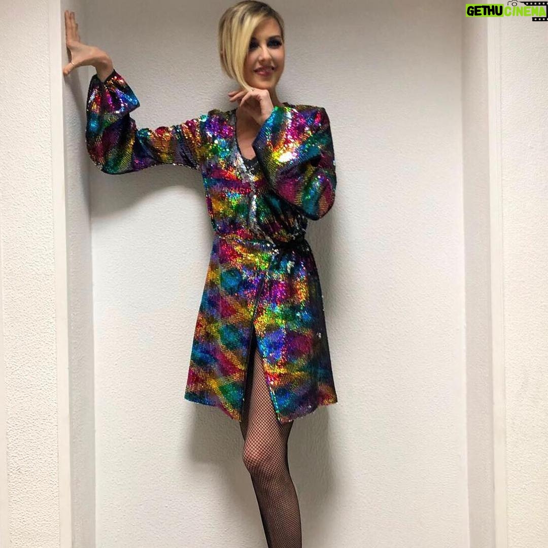 Nadia Toffa Instagram - Buongiorno amici cari! Ieri puntata fluorescente a #leiene tra risate e arrabbiature. Vi auguro un buon inizio settimana e vi stritolo di abbracci. Vi voglio un bene immenso. Grazie al dream team che mi rende carina @davidvanchieri @antonellafrazzetta @letibric