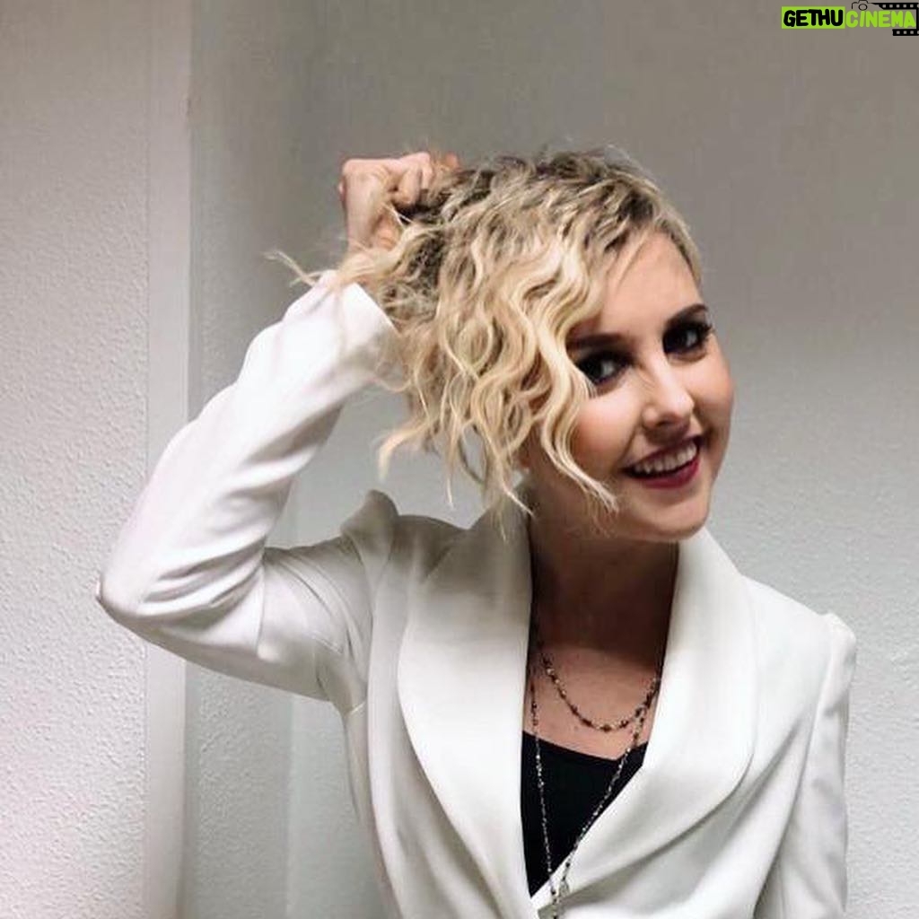 Nadia Toffa Instagram - Buongiorno amici adorati! Ieri super puntata a #leiene look rock’n’roll Grazie al dream team composto da @antonellafrazzetta @letibric @davidvanchieri un Grazie a voi di esserci sempre. Buona giornata a tutti