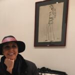 Nadia Toffa Instagram - Buonasera ragazzi! Io pronta per uscire a cena in buona compagnia. Vi faccio notare il quadro appeso dietro di me. È uno schizzo disegnato 50 anni fa dalla mia giovane zia morta ahimè di tumore a 21 anni: avrebbe voluto fare la stilista; solo il tempo non glielo ha permesso. Buona serata. Un bacio grande #zia #stilista #cenafuori