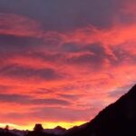 Nadia Toffa Instagram - Ciao ragazzi! Il cielo al tramonto qualche sera fa. Strepitoso! temo però sia l’inquinamento 🙄🙄 c’è poco da stare allegri #tramonto #buonappetito #pappa vi saluta Totó 🐶