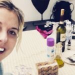 Nadia Toffa Instagram - Buongiorno splendori! Qui si mangia presto perché ho una fame da lupo 🤪: cibo semplicissimo: verdure, fette integrali e dunque con carboidrati buoni senza zuccheri, formaggio Feta perché ha poco lattosio, olio extravergine che adoro.. e tanto amore. Mamma Marghe ha voluto essere tagliata dalla foto perché si vergogna. Tavola semplice ma ricca di tanto amore. Voi cosa mangiate? Buon appetito a tutti. Vi mando un arcobaleno di baci .Buona giornata e a presto