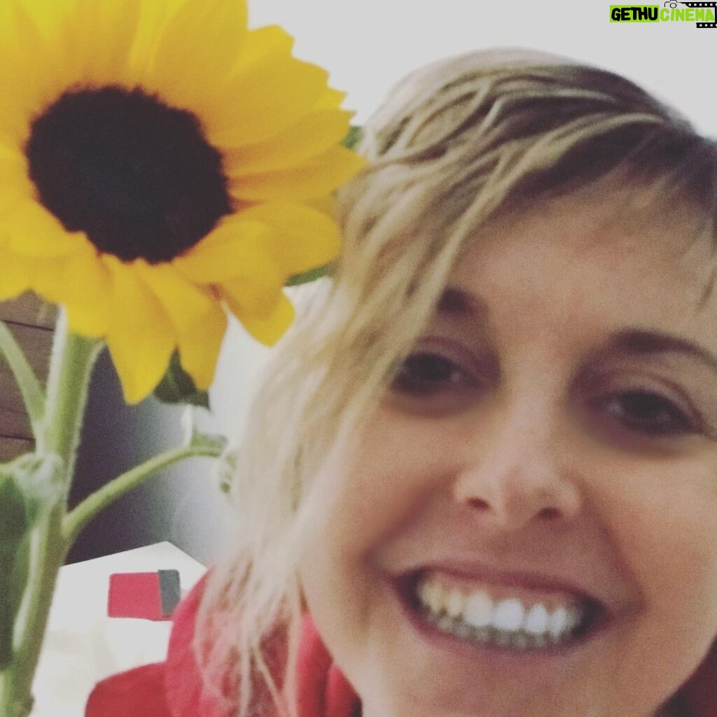 Nadia Toffa Instagram - Buongiorno amici adorati. Chi mi conosce mi regala questo fiore; semplice, che segue il sole. Una magia della natura. Pensierino arrivato stamattina da chi mi conosce benissimo. Adorata persona. Vi voglio bene e buona giornata solare 🌈🌈💫