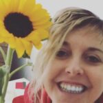 Nadia Toffa Instagram - Buongiorno amici adorati. Chi mi conosce mi regala questo fiore; semplice, che segue il sole. Una magia della natura. Pensierino arrivato stamattina da chi mi conosce benissimo. Adorata persona. Vi voglio bene e buona giornata solare 🌈🌈💫