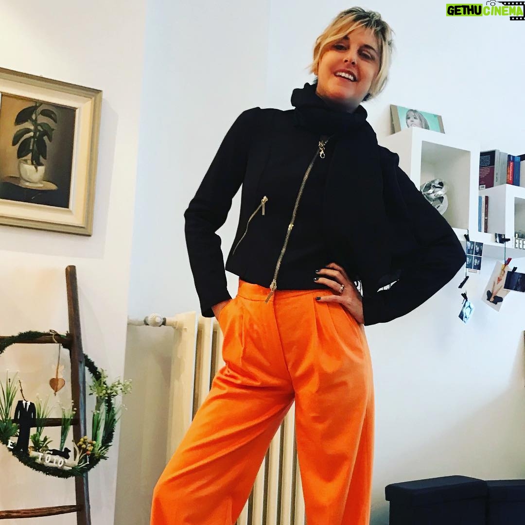 Nadia Toffa Instagram - Come si fa a non uscire con una giornata tanto luminosa e assolata. #arancio #suami #aspasso #buonagiornata vi abbraccio e che fate stasera? Smakkkk 💋🤟🏿