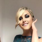 Nadia Toffa Instagram - Buongiorno amici carissimi. Ho saltato solo una domenica delle Iene eppure mi eravate mancati un sacco. Ieri bello bellissimo stupendo! Vi auguro una giornata super e un buon inizio settimana. Baci immensi da chi vi vuole tanto bene. un grazie speciale per il look un po’ anni ‘50 a @antonellafrazzetta per i capelli (miei!!!!!) a @davidvanchieri e per il trucco sempre chic a @letibric #leiene #anni50 #verdepetrolio #viamo